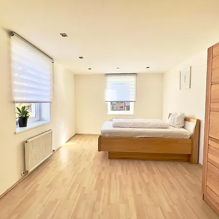 4 Minimum 30 Days * インスブルック